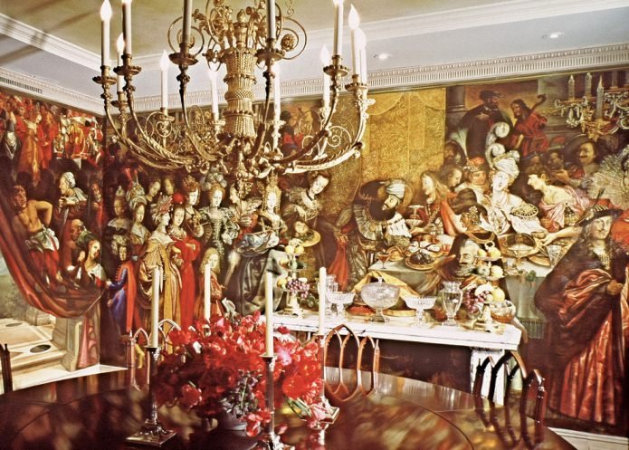 interno con un affresco a tema sulla vita quotidiana del Medioevo