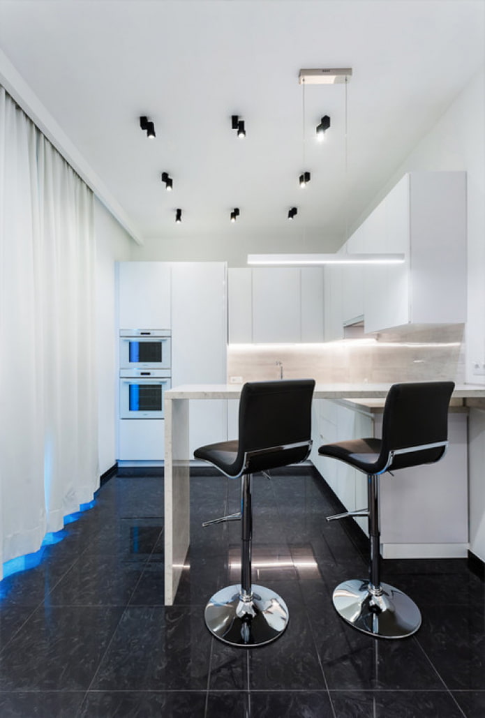cucina bianca con bancone bar