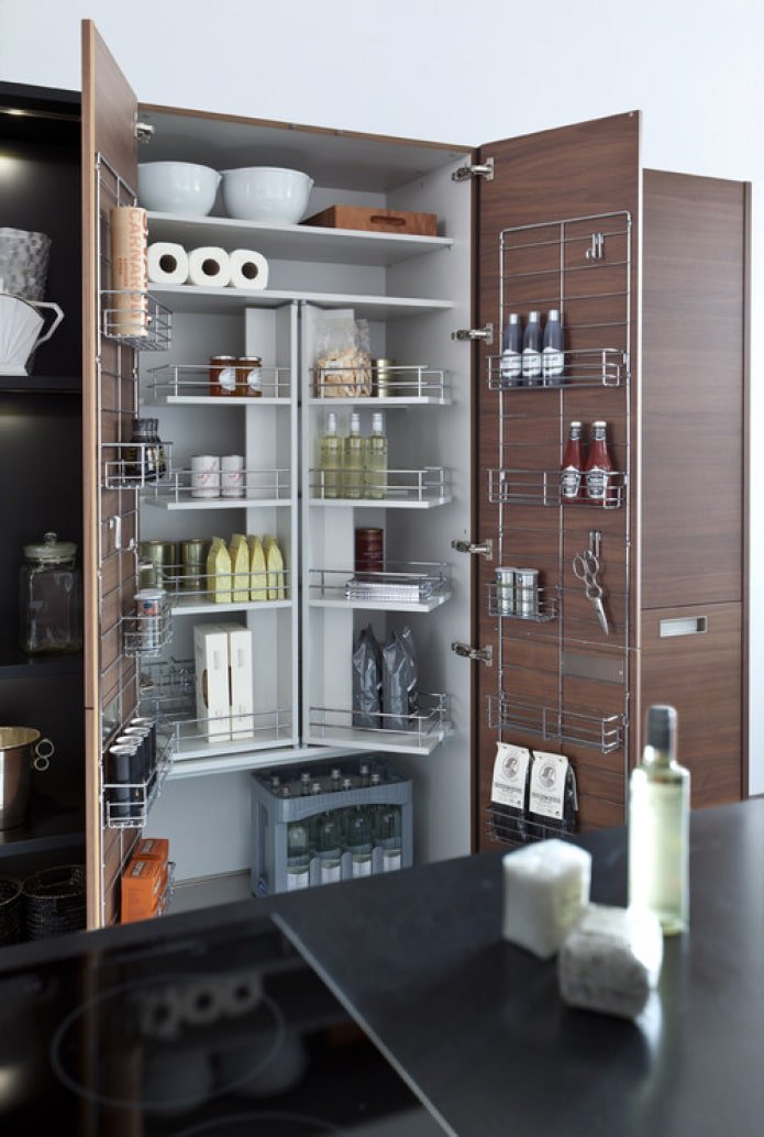 riempimento dei mobili della cucina