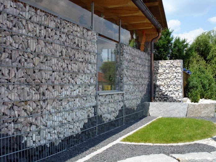Decorazione per muro in gabbioni