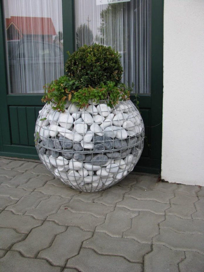 aiuola a sfera in gabbioni