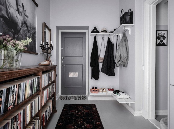 camerino nell'angolo dell'interno del corridoio