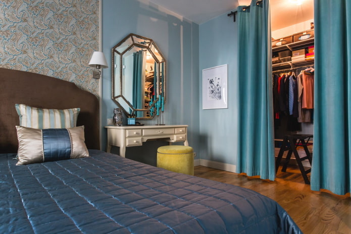 camerino dietro una tenda nell'interno della camera da letto