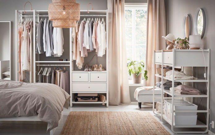 armadio aperto all'interno della camera da letto