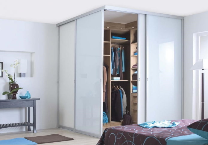 armadio ad angolo nell'interno della camera da letto