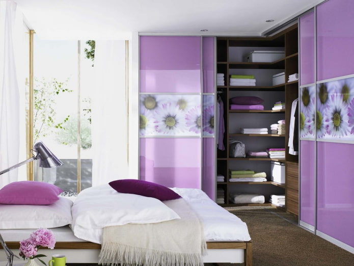 camerino angolare all'interno della camera da letto