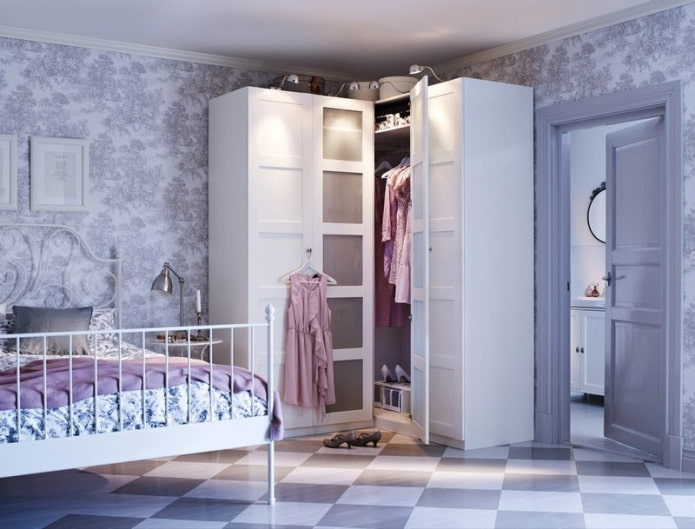 camerino angolare all'interno della camera da letto