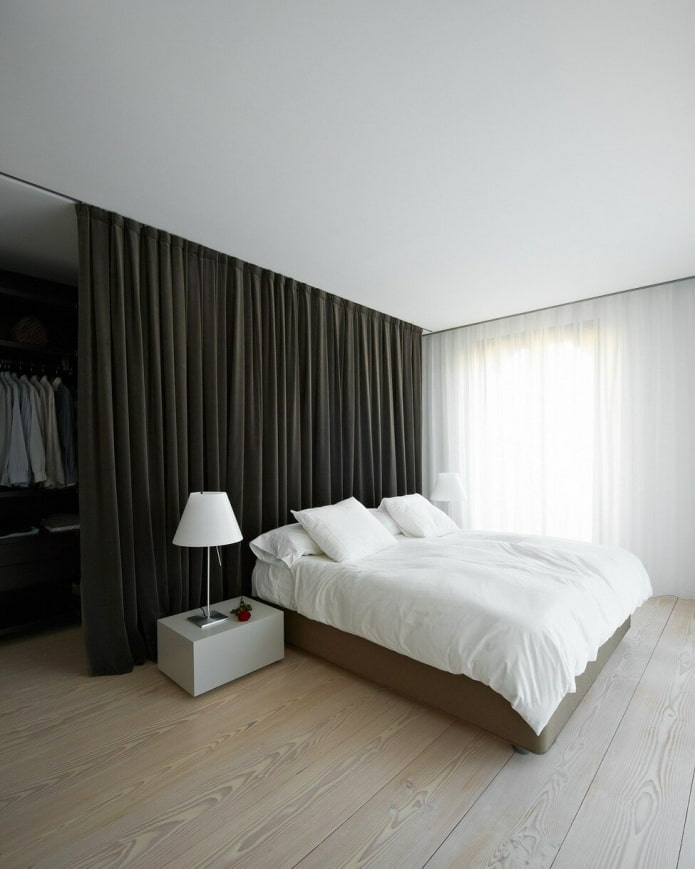 camerino dietro il letto nell'interno della camera da letto