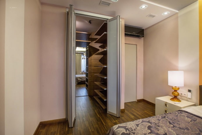 camerino in una nicchia all'interno della camera da letto