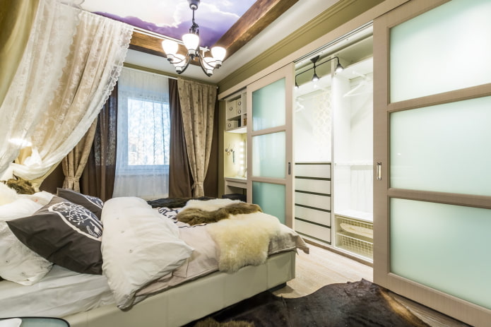 camerino all'interno di una piccola camera da letto