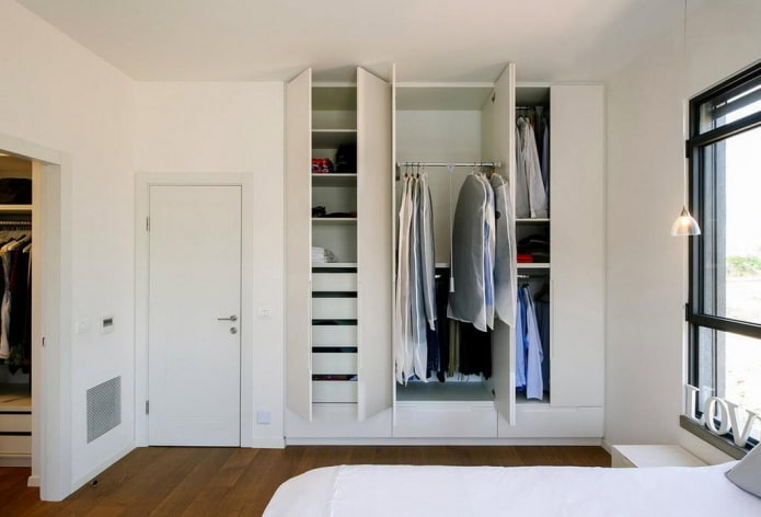 riempire l'armadio nell'interno della camera da letto