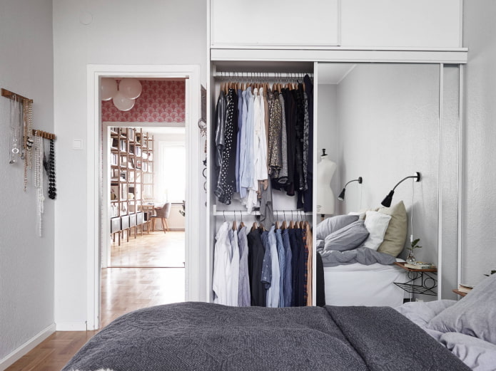 camerino all'interno di una piccola camera da letto