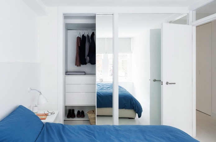 camerino all'interno di una piccola camera da letto