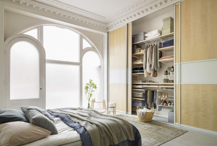 riempire l'armadio nell'interno della camera da letto