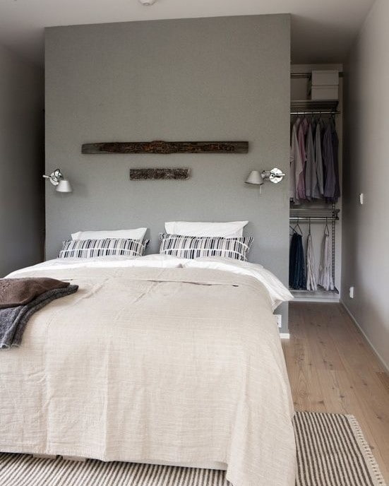 camerino dietro il letto nell'interno della camera da letto