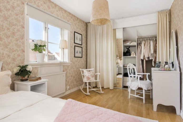 camerino dietro la tenda nell'interno della camera da letto