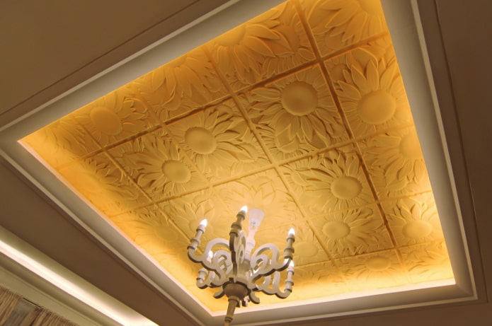 piastrelle di gesso sul soffitto all'interno