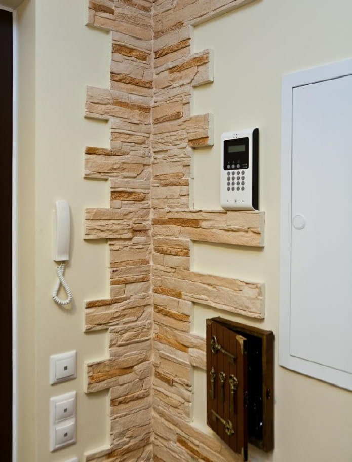 piastrelle in gesso nell'angolo dell'interno