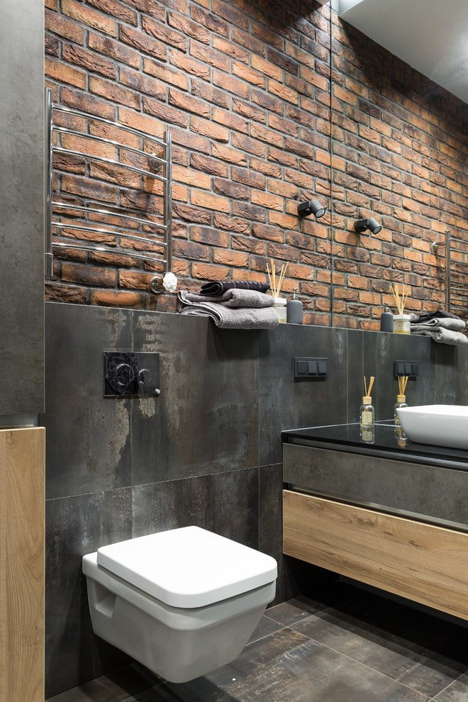 piastrelle in gesso all'interno del water