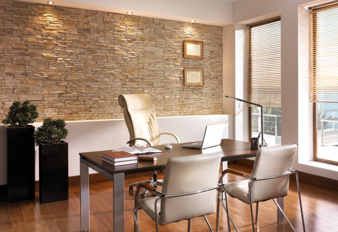 piastrelle in gesso beige all'interno