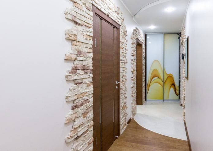 piastrelle in gesso intorno alla porta all'interno