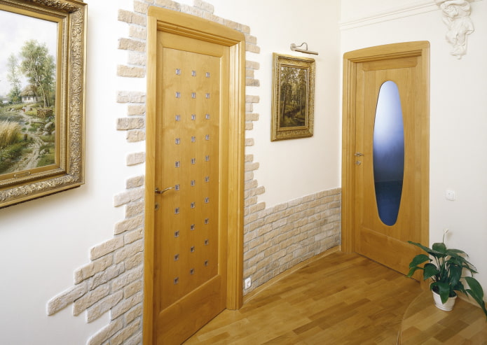 piastrelle in gesso intorno alla porta all'interno