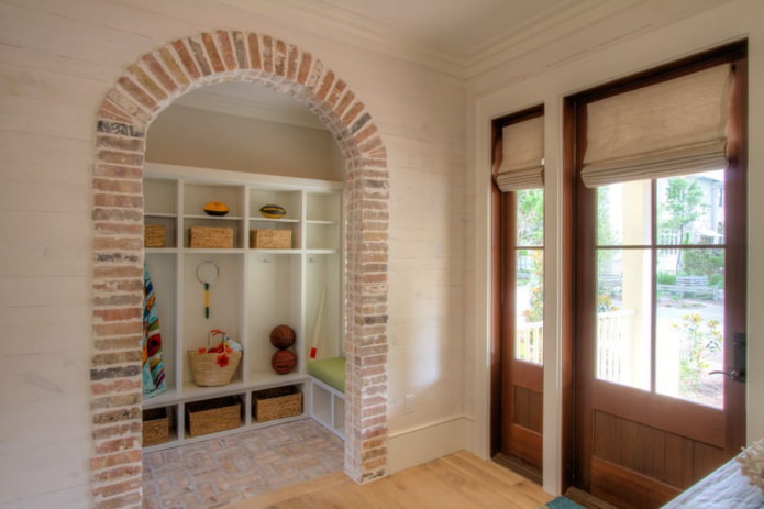 piastrelle in gesso nella progettazione di un arco all'interno