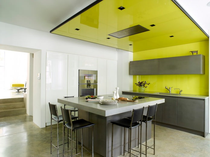 soffitto giallo in cucina