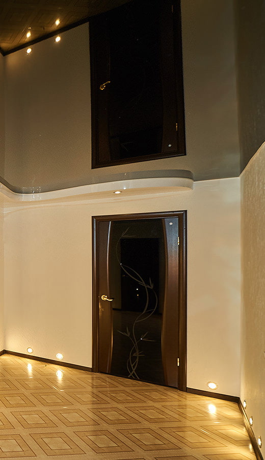 soffitto a un livello nel corridoio