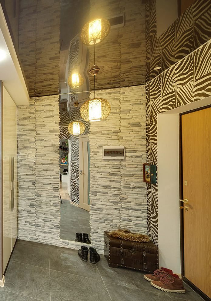 soffitto nero nel corridoio