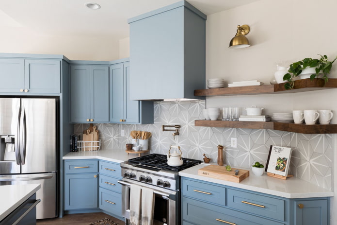 una moderna cucina colorata