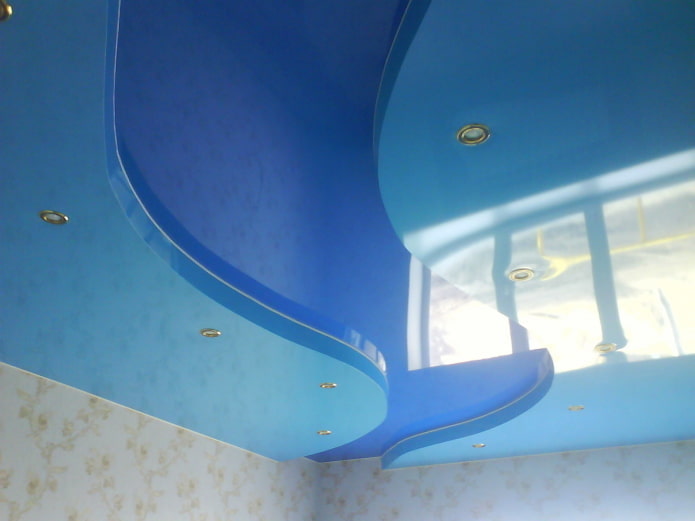 soffitto teso a due livelli di colore blu
