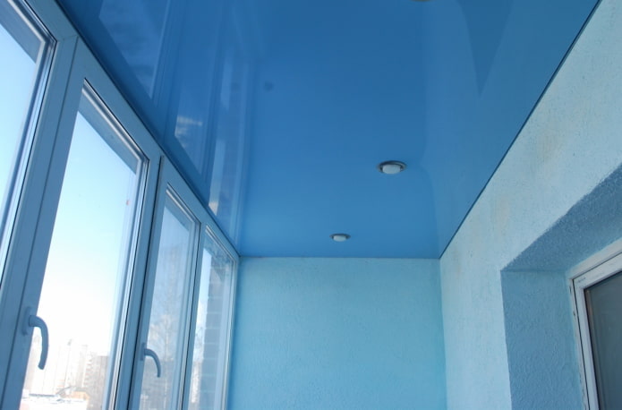 soffitto teso blu sulla loggia