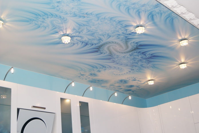 struttura del soffitto bianco e blu con faretti