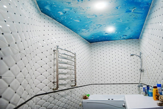 tessuto elasticizzato blu in bagno