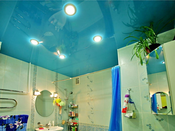 tessuto elasticizzato blu in bagno