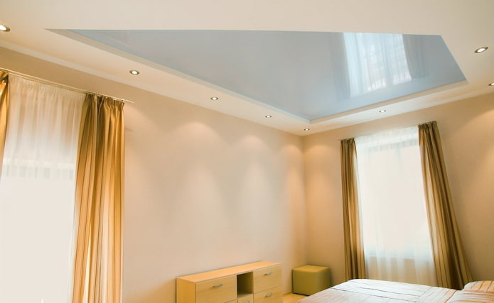 struttura del soffitto blu in combinazione con tende