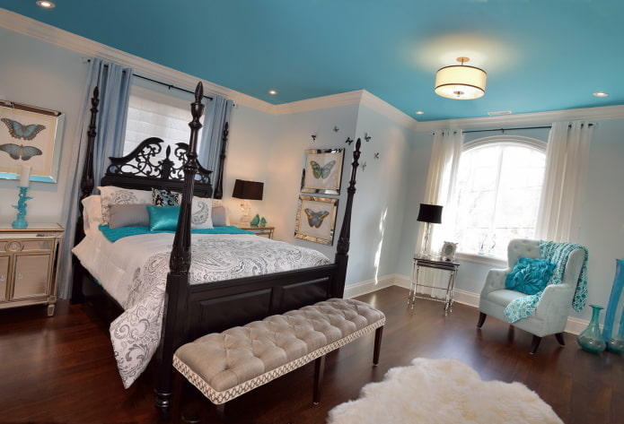 struttura del soffitto blu combinata con un pavimento marrone