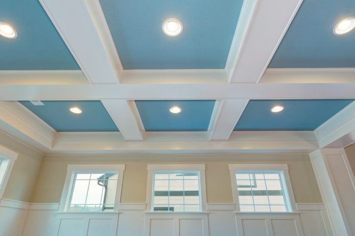 soffitto blu con travi