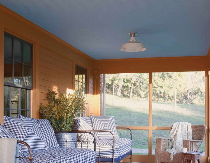soffitto blu abbinato a pareti arancioni