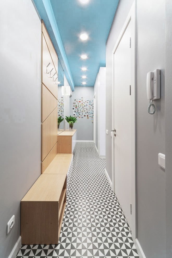 soffitto blu nel corridoio