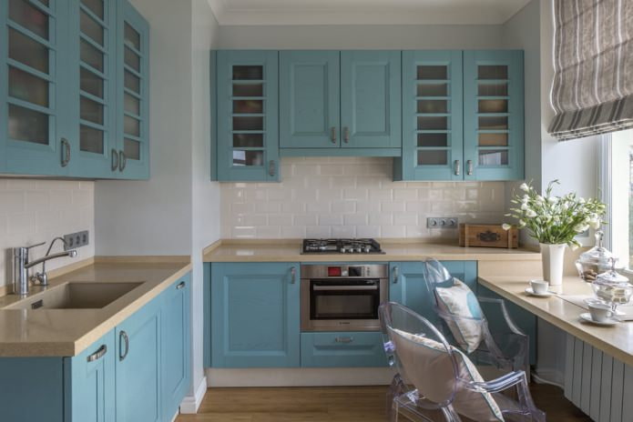 cucina con set blu