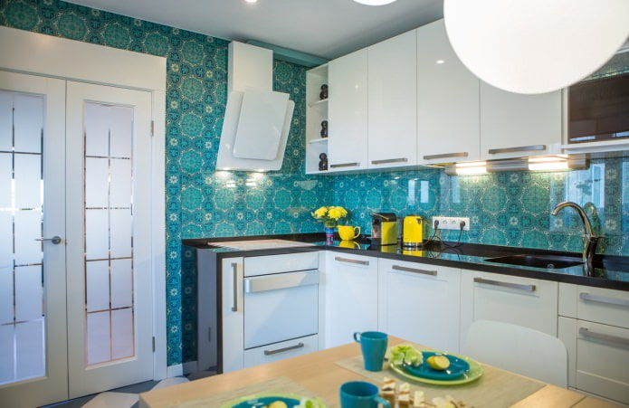 cucina con carta da parati blu