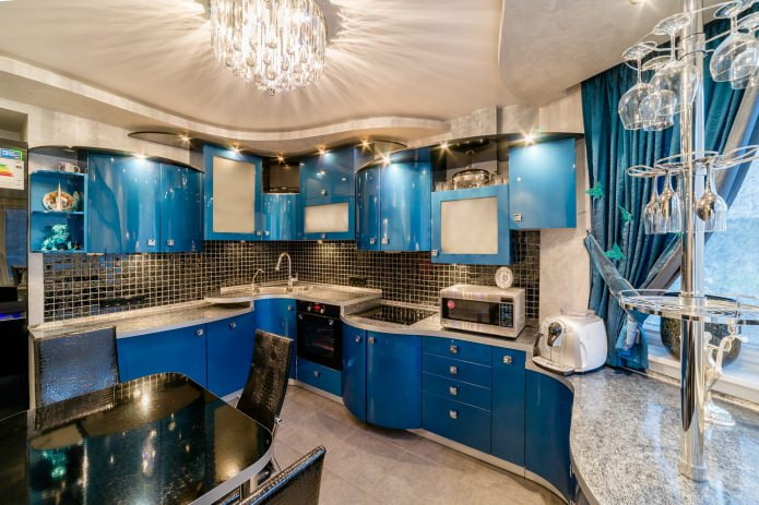 Interni beige e blu di una cucina moderna