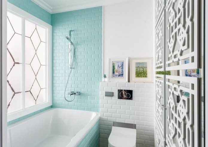 parete blu in mattoni in bagno