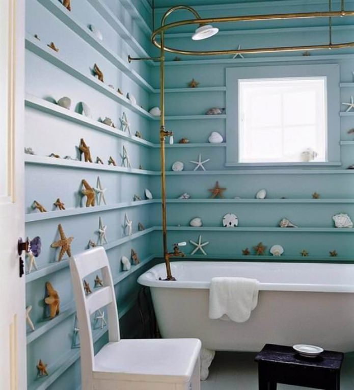 pareti blu con mensole in bagno