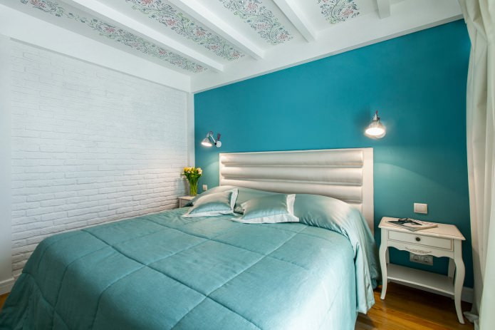parete decorativa blu nella camera da letto