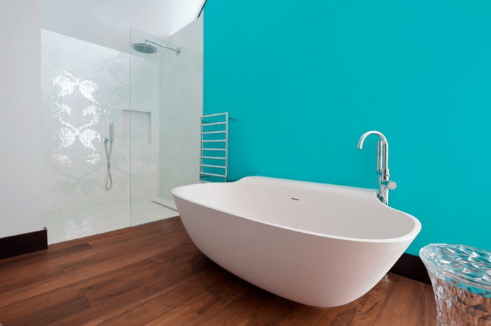 parete blu nell'interno del bagno