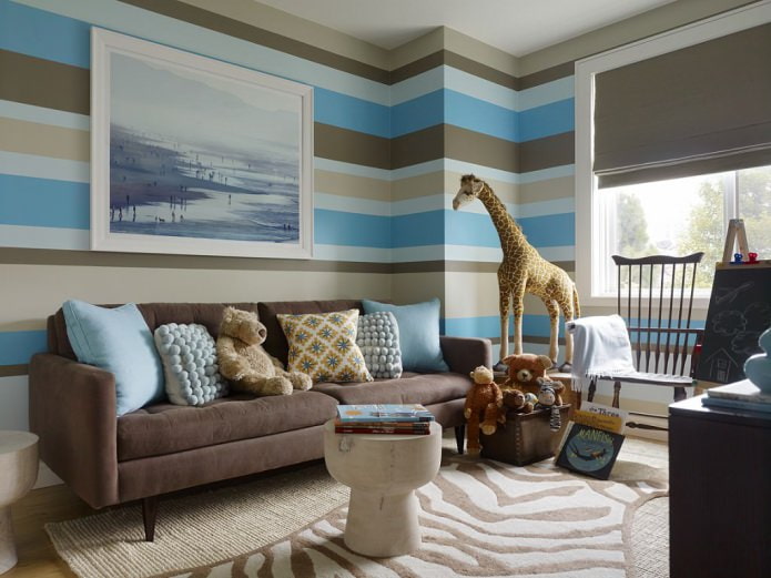 Interno della cameretta marrone e blu con carta da parati a righe