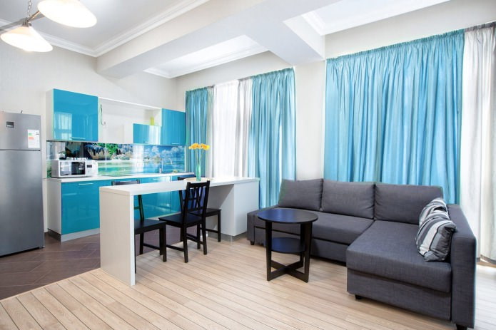 Colore blu negli interni della cucina-soggiorno